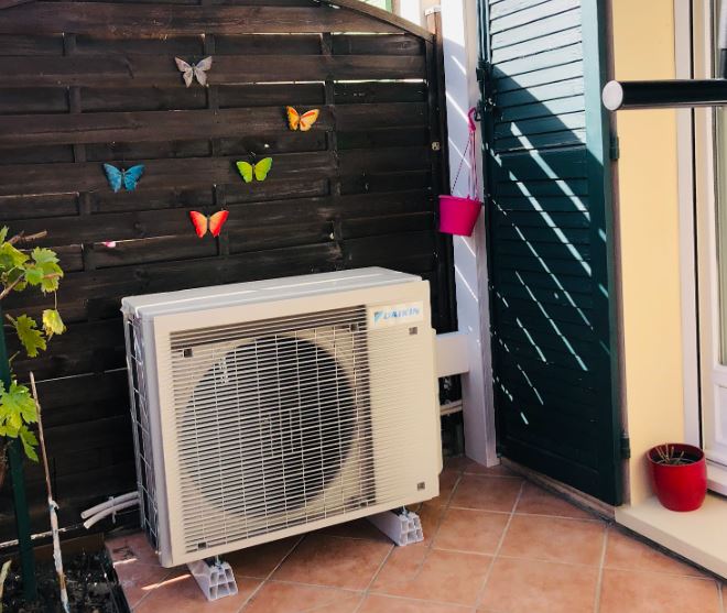 Installation et pose d'une pompe à chaleur DAIKIN sur la terrasse d'une maison à Montmorency
