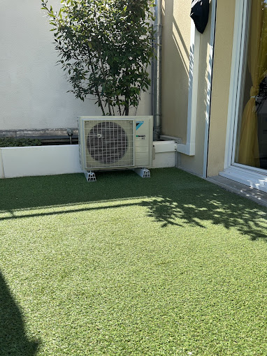 Installation d'un bloc extérieur au sol d'une pompe à chaleur